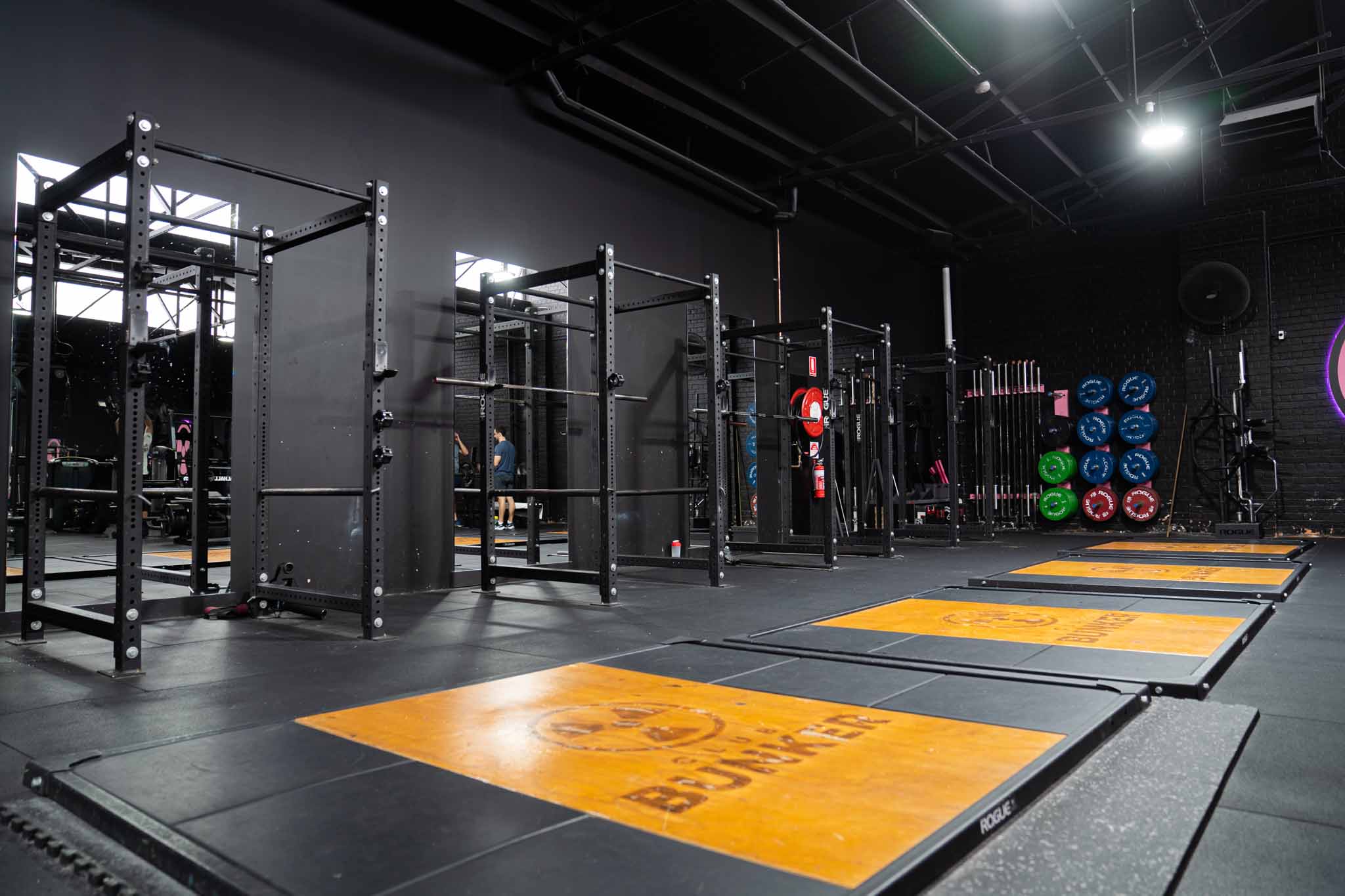 club-bunker-gym-deadlift-platforms-and-squat-racks